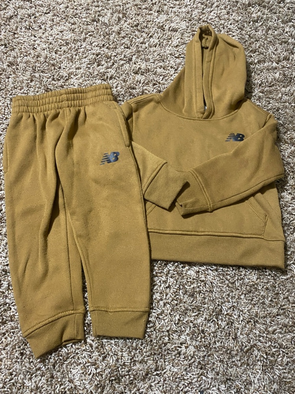 New Balance Sweatsuit
Size 2T